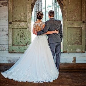 Size 8 Essence of Australia wedding dress in blush pink. NEVER ALTERED.